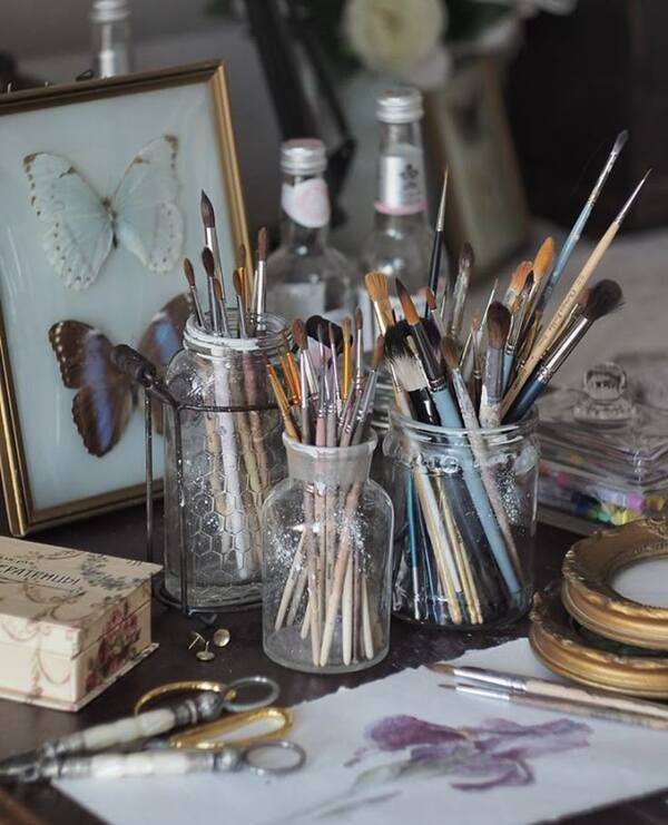 Materiales de arte sobre una mesa clara con ambiente ordenado y tranquilo